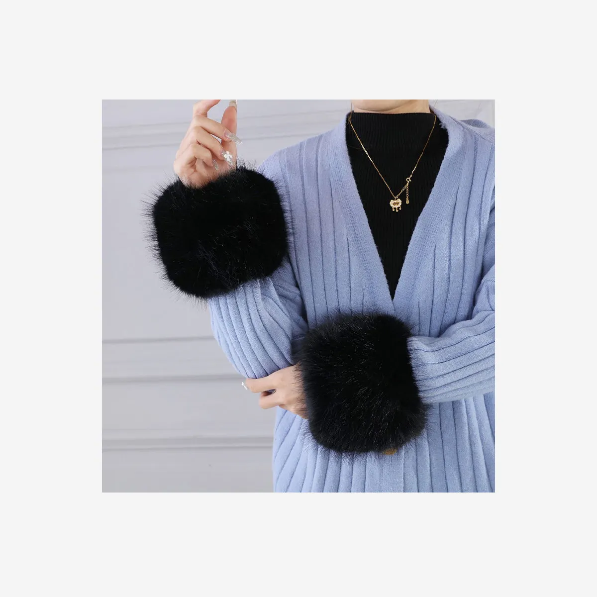 FAUX FUR CUFFS IN BLACK