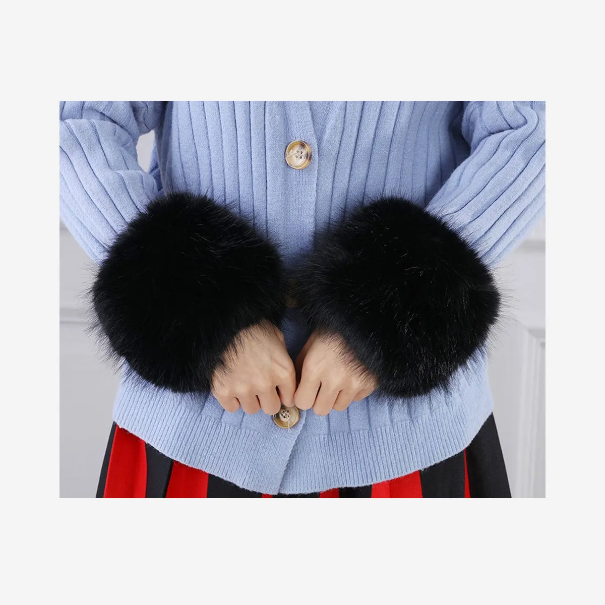 FAUX FUR CUFFS IN BLACK