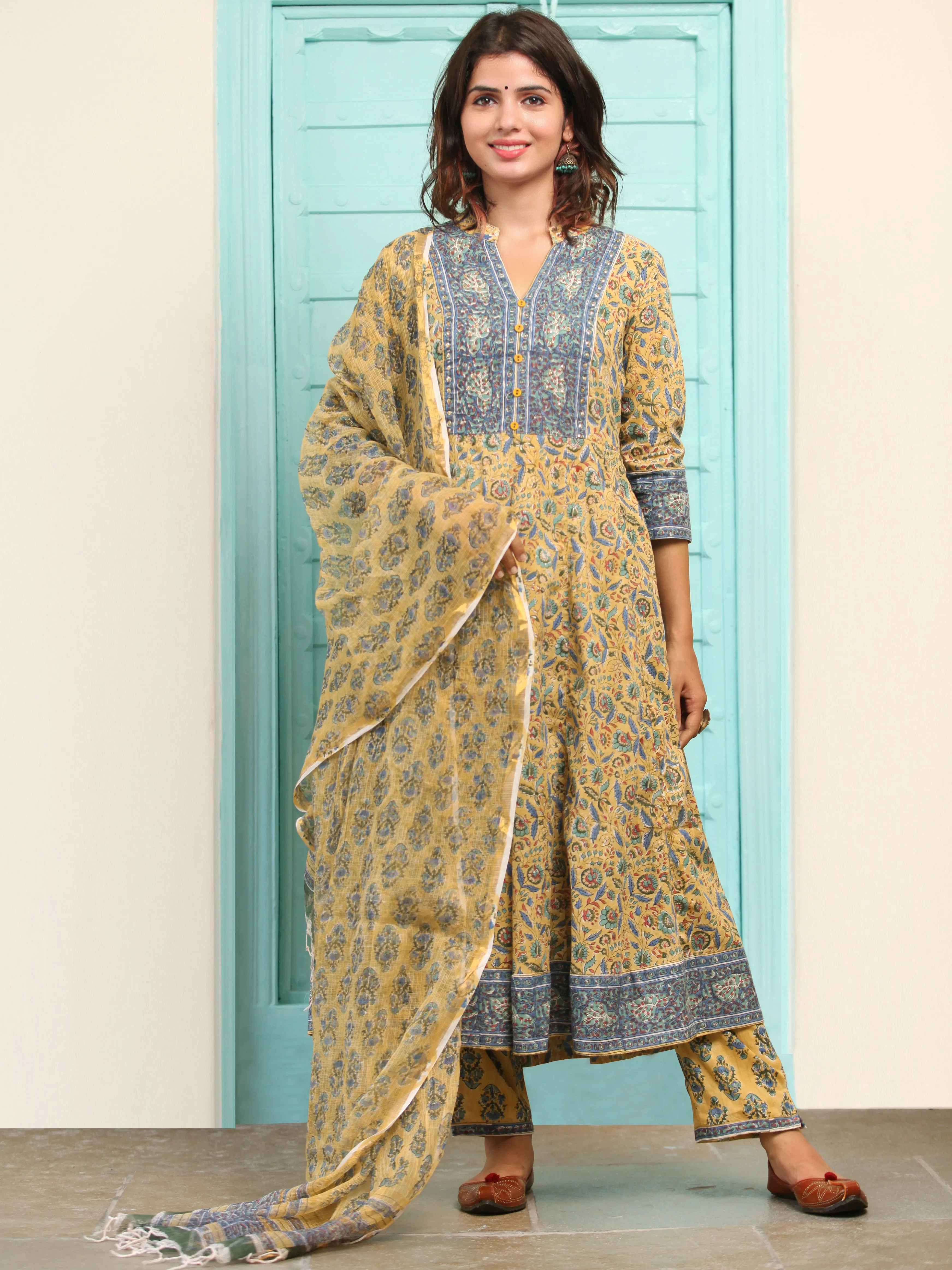 Jashn Mehroz Set Of Flared Kurta Pants Dupatta